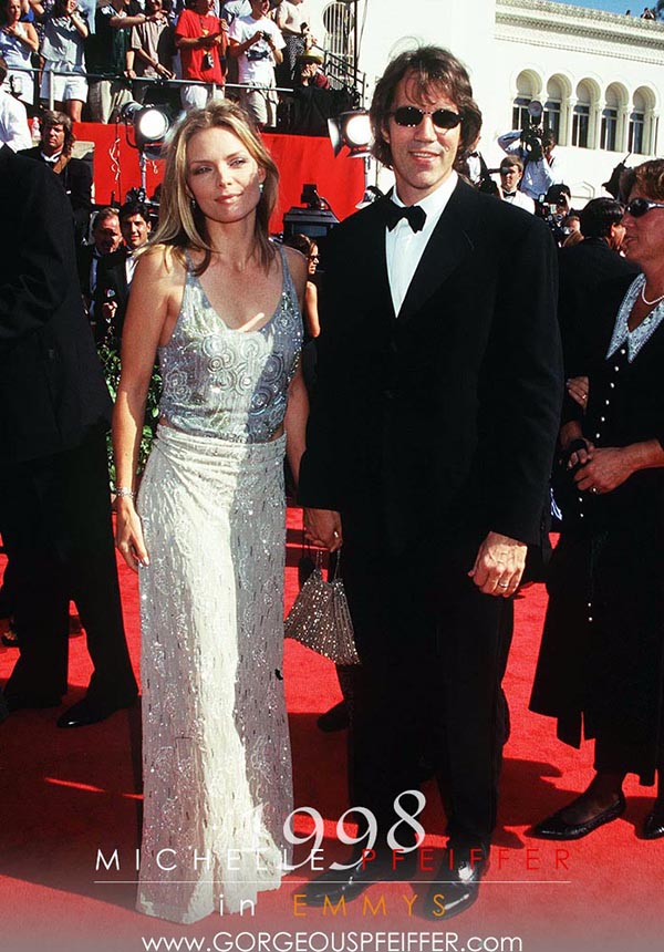 MICHELLE PFEIFFER American Actress Born Santa Ana, California, USA Arriving at the 46th Annual Primetime Emmy Awards Bandphoto Agency Photo B21 008319/F-16 11.09.1994